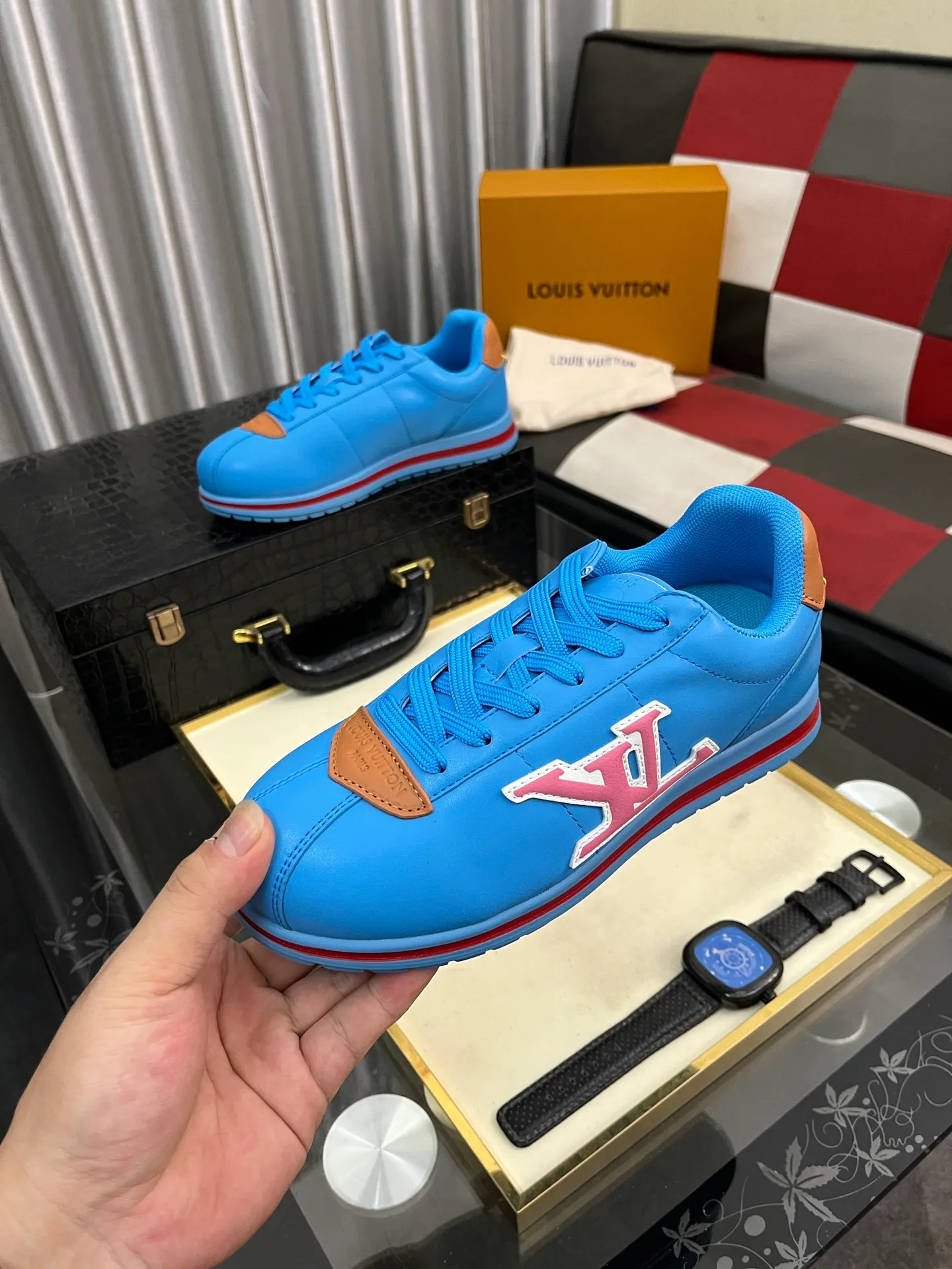 Men's shoes 💰700⌚️⌚️LV TARINE Louis Vuitton x Tyler joint model Donkey brand L family embossed couple style casual sneakers skate shoes original purchase and development This LV Trainer sneaker comes from the Louis Vuitton and Tyler collaboration series. The Monogram pattern and brand logo are transformed into nubuck calf leather embossing and side decoration respectively, witnessing the artist's creative interpretation of classic elements. The deep tones accentuate the complex upper, which requires hours of craftsmanship to complete. Exquisitely packaged at the delivery counter🛍📦 ▪️Fabrics: Original customized first-layer cowhide ▪️Inner lining: Original customized breathable mesh ▪️Outsole: Original open-molded two-color TPU combination outsole ▪️Sole thickness: 3CM ▪️Size: Women's 35-40 / Men's 38-46